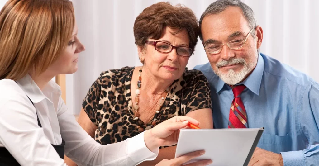 Conseillère présentant un document de prévoyance obsèques à un couple senior.
